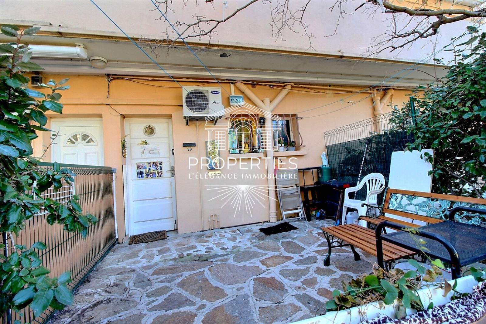 À VENDRE – T2 fonctionnel avec terrasses et accès à la plus grande piscine du Lavandou