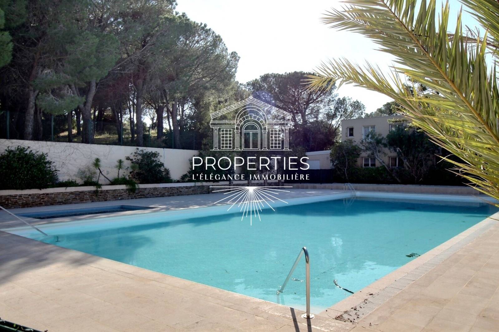 À VENDRE – Appartement deux pièces lumineux avec loggia et terrasses dans résidence sécurisée au Lavandou