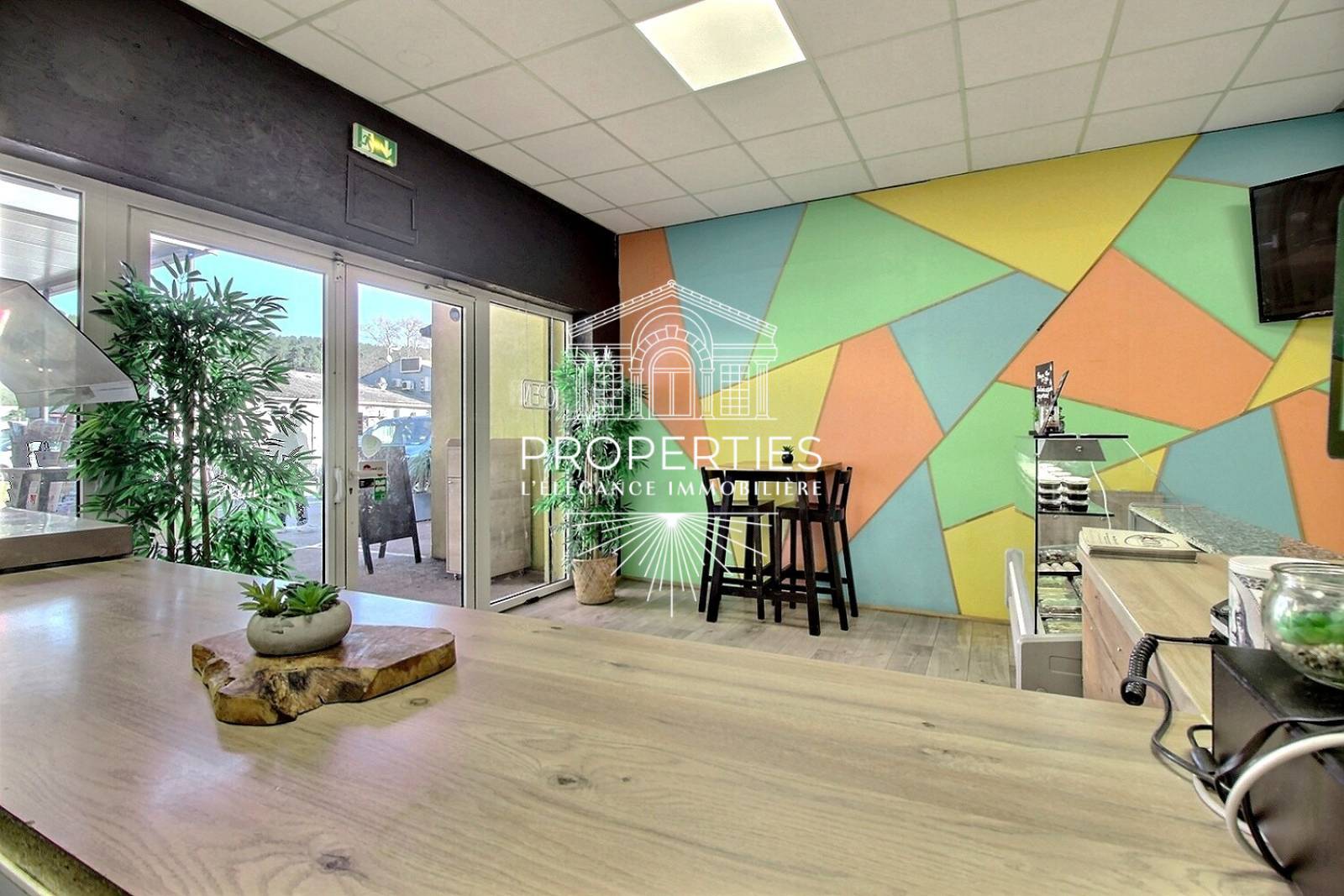 À vendre à Carnoules fonds de commerce restauration moderne avec local de 90 m² et reprise immédiate sans travaux