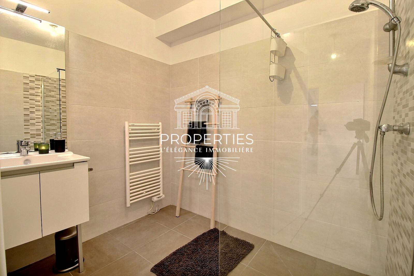 À acquérir au Lavandou, appartement récent avec deux chambres et stationnement privatif