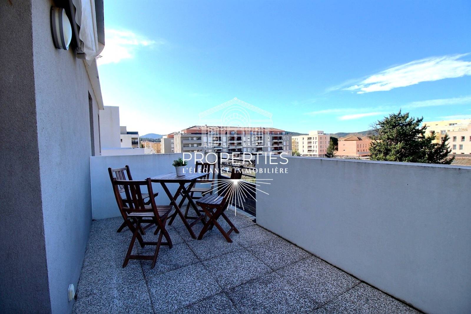 Appartement à fort potentiel au Lavandou, résidence sécurisée et cadre de vie pratique