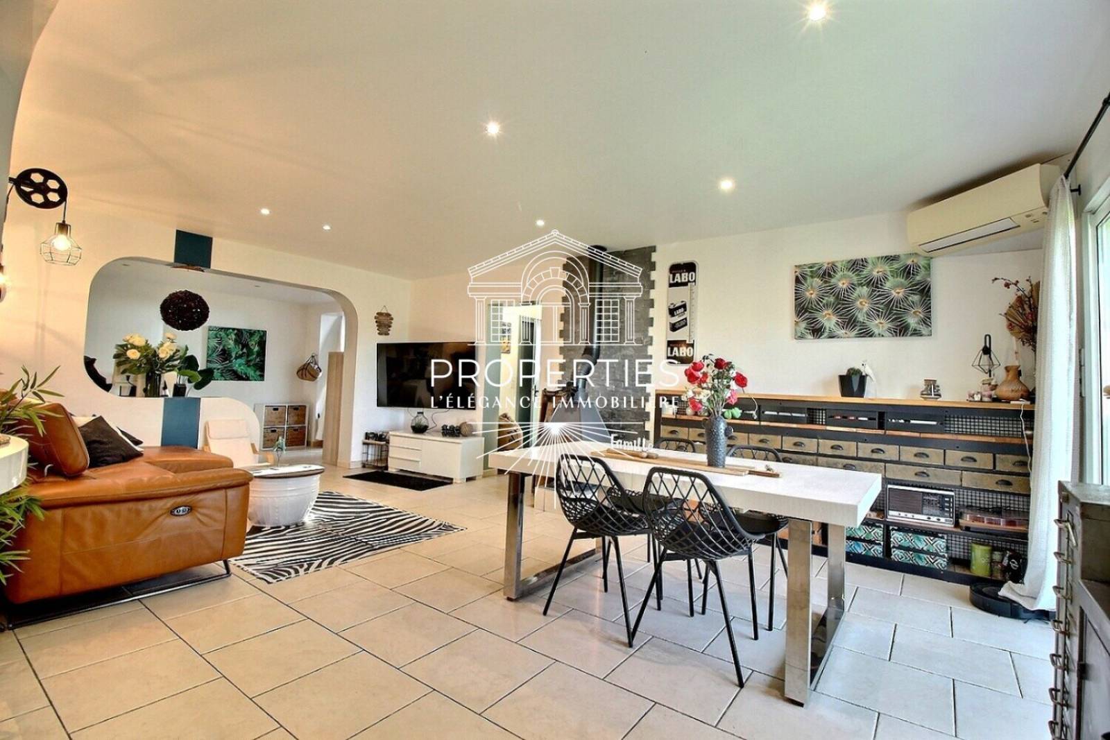 NOUVEAUTÉ – Bormes-les-Mimosas – Maison 146 m² + stationnement 5/6 véhicules