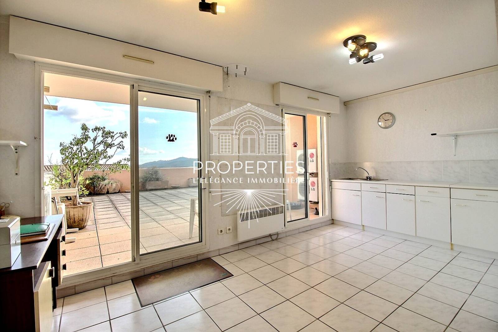 À ACQUÉRIR – Bormes-les-Mimosas – TVA récupérable, parking privatif