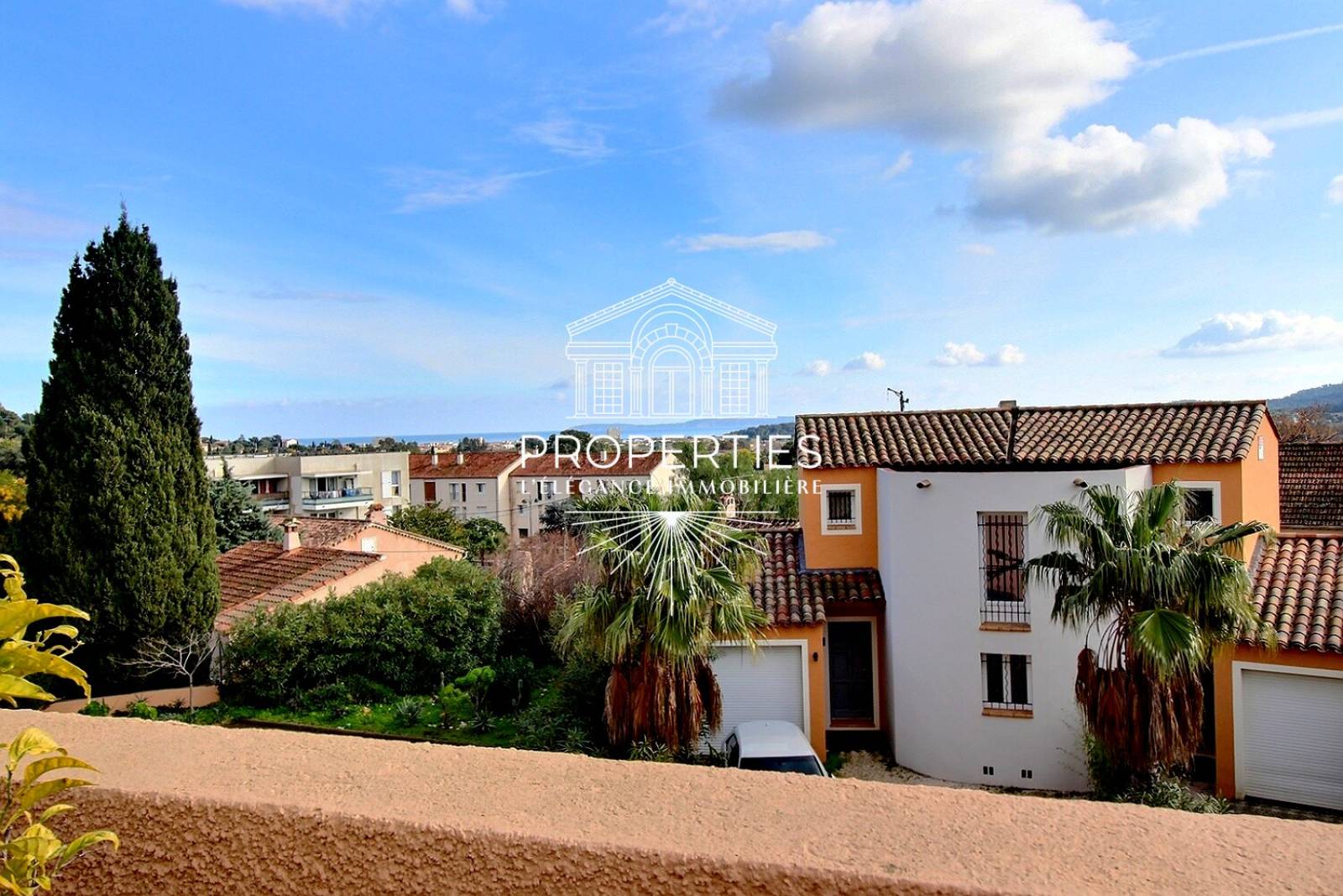 OPPORTUNITÉ – Bormes-les-Mimosas – Local commercial + T2 cabine à réhabiliter