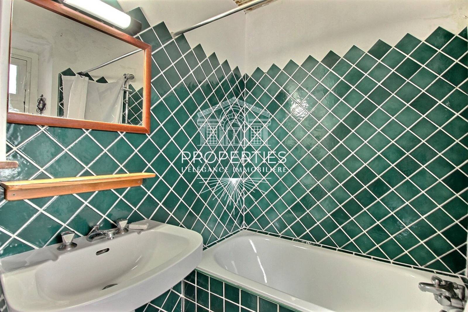 À VENDRE Le Lavandou centre piéton, T2 lumineux de 56 m² proche plages, vaste séjour et rangements