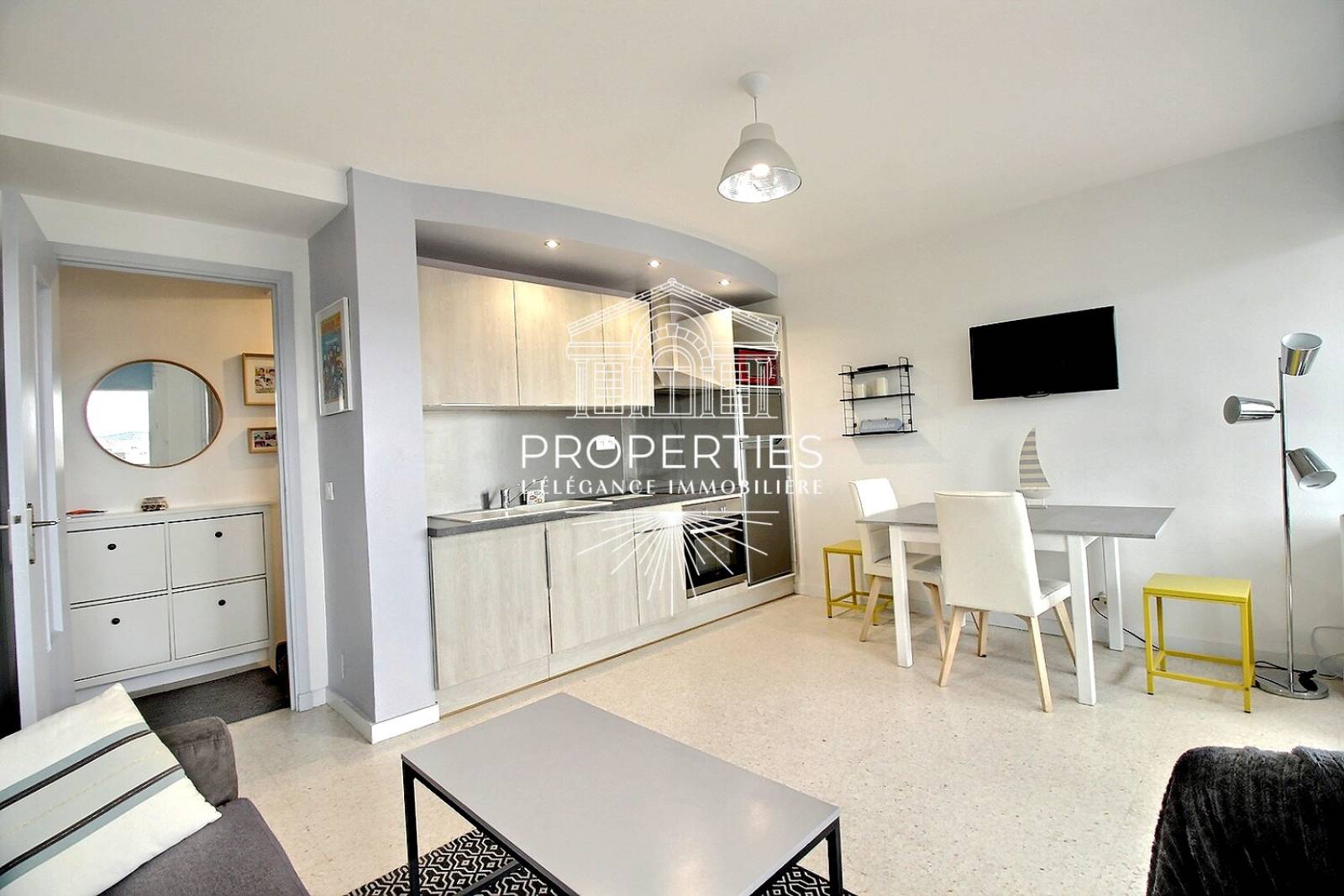 À VENDRE au Lavandou : 3 pièces fonctionnel avec belle pièce de vie et cuisine ouverte aménagée.