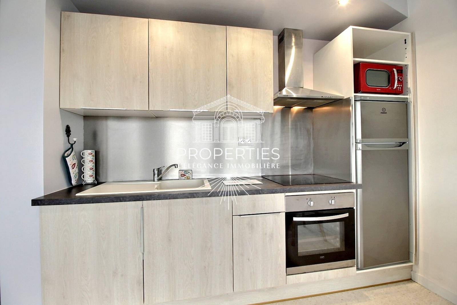 À VENDRE Le Lavandou : appartement T3 au dernier étage dans résidence sécurisée Santa Cruz.