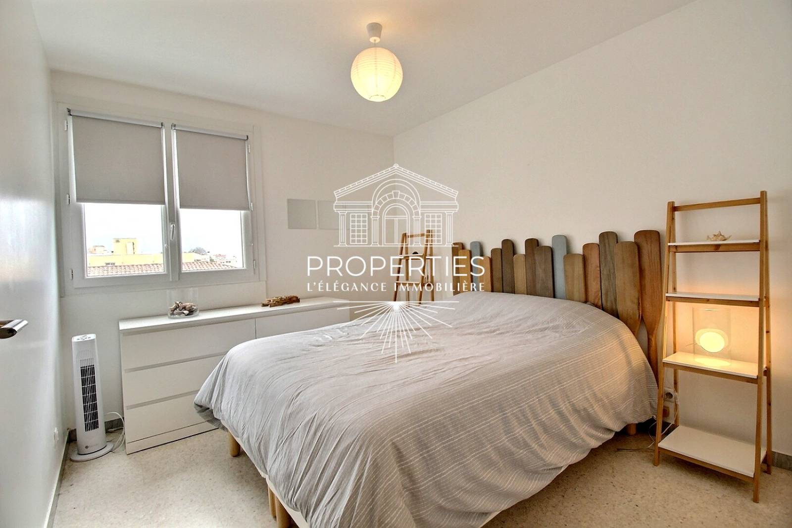 À VENDRE au Lavandou : T3 rafraîchi de 50 m² avec terrasse, loggia et parking privatif.