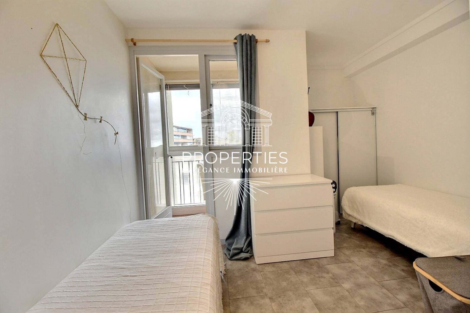 À VENDRE Le Lavandou : appartement 3 pièces rénové, dernier étage, résidence fermée, rare.
