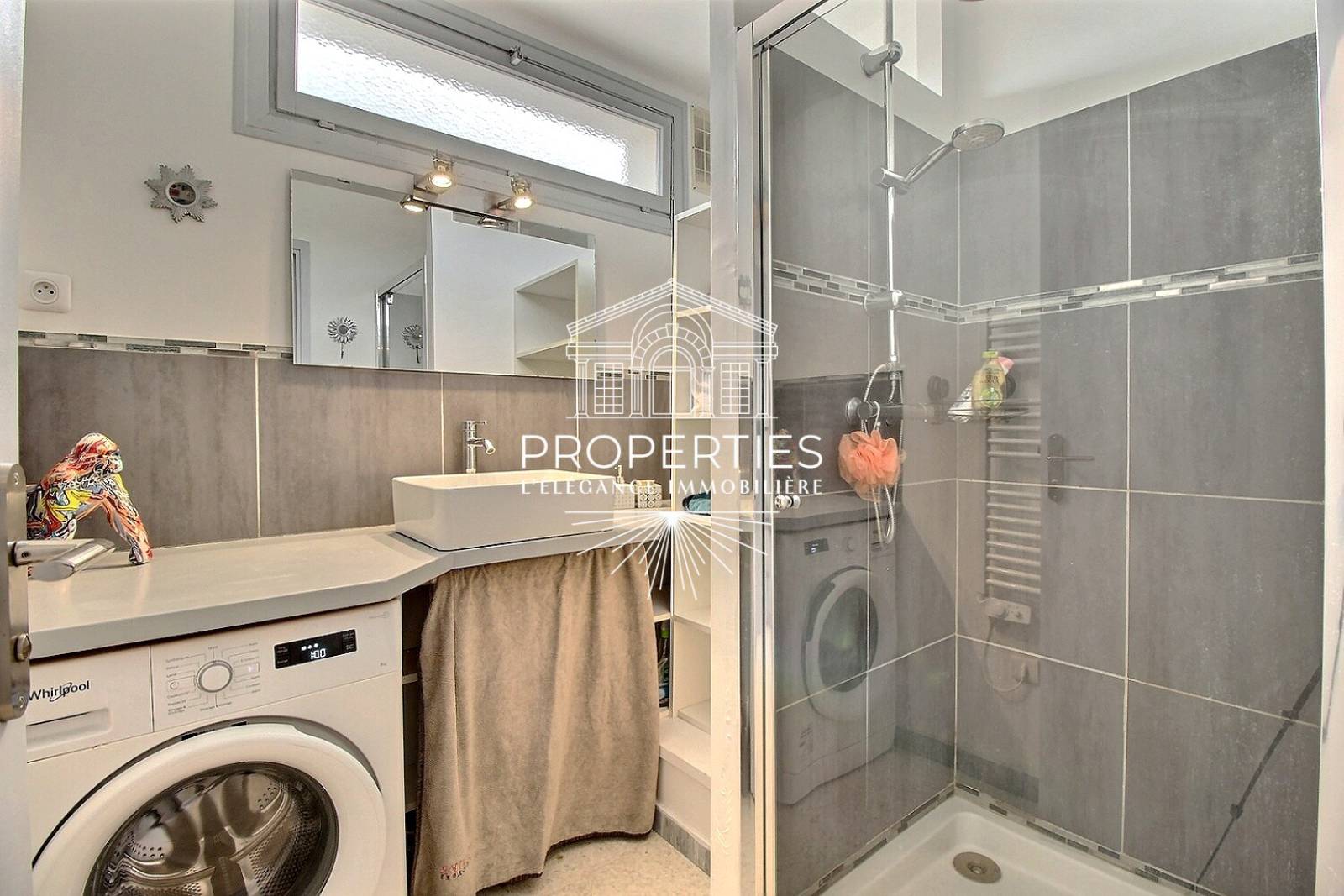 À VENDRE au Lavandou : T3 de 50 m² au 4ème étage, terrasse et parking inclus.