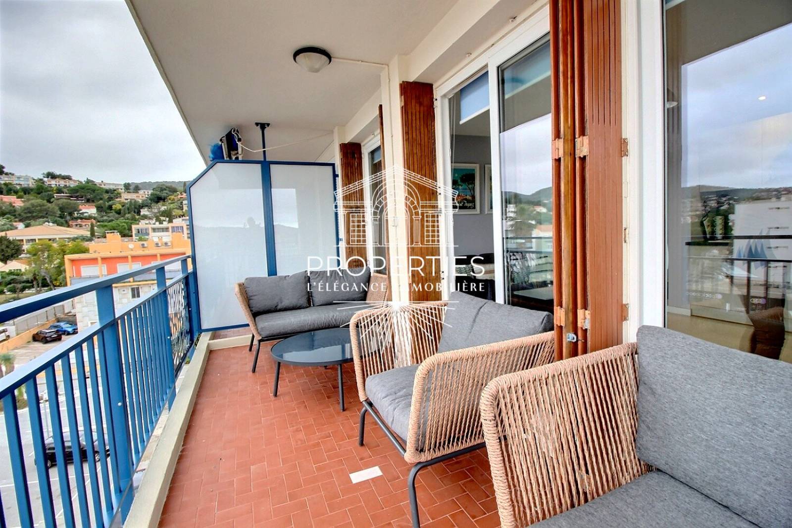 À VENDRE au Lavandou : T3 rafraîchi dans résidence sécurisée avec extérieur et place de parking.