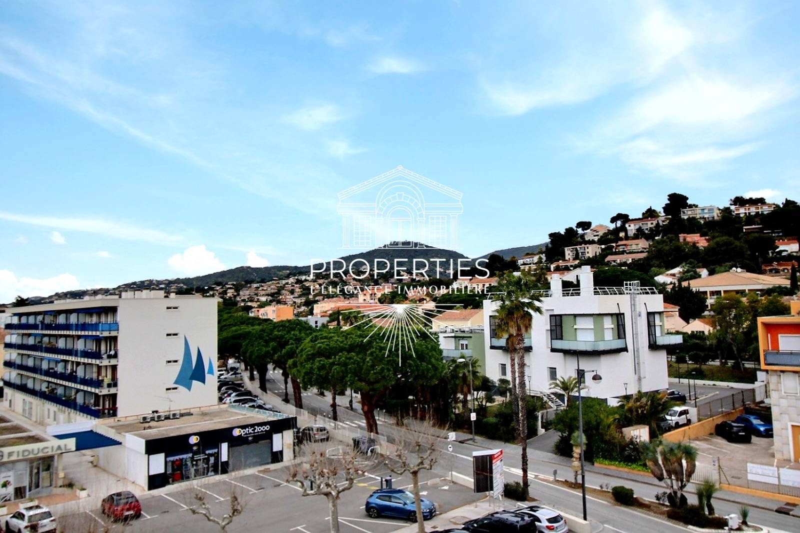 À VENDRE Le Lavandou : appartement T3 au calme, deux chambres, salle d’eau, WC séparé.