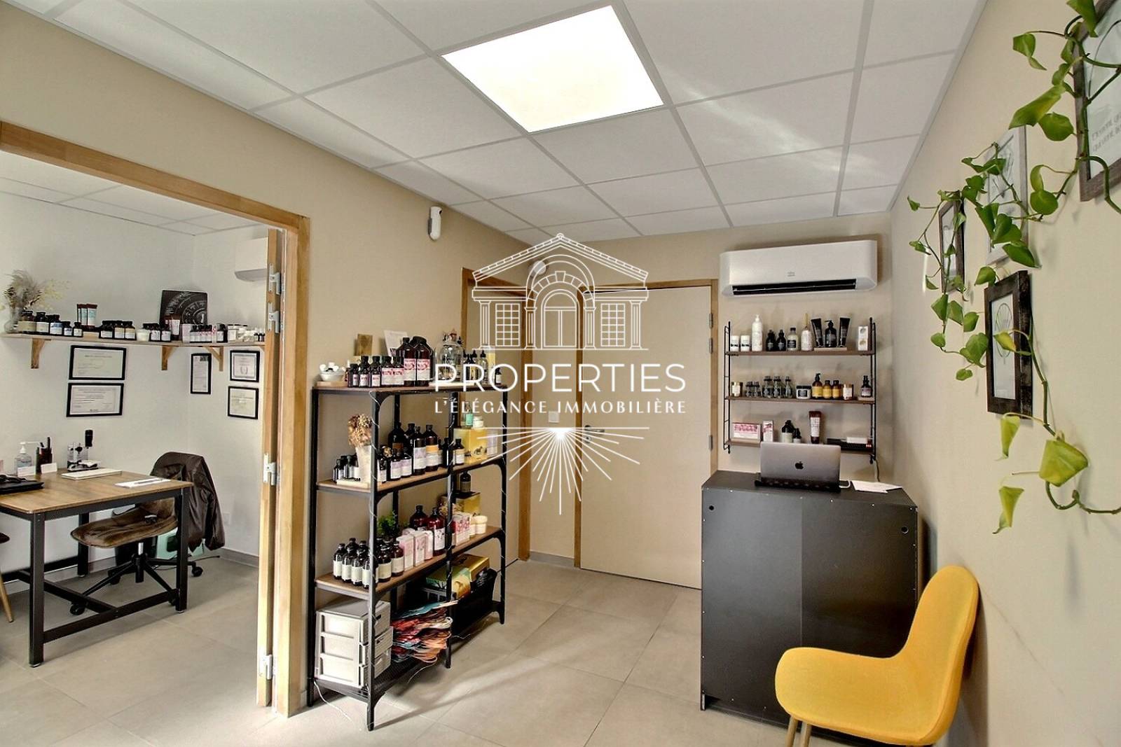 À VENDRE à Ollioules : fonds de commerce trichologie avec équipements inclus Head Spa et luminodermie.