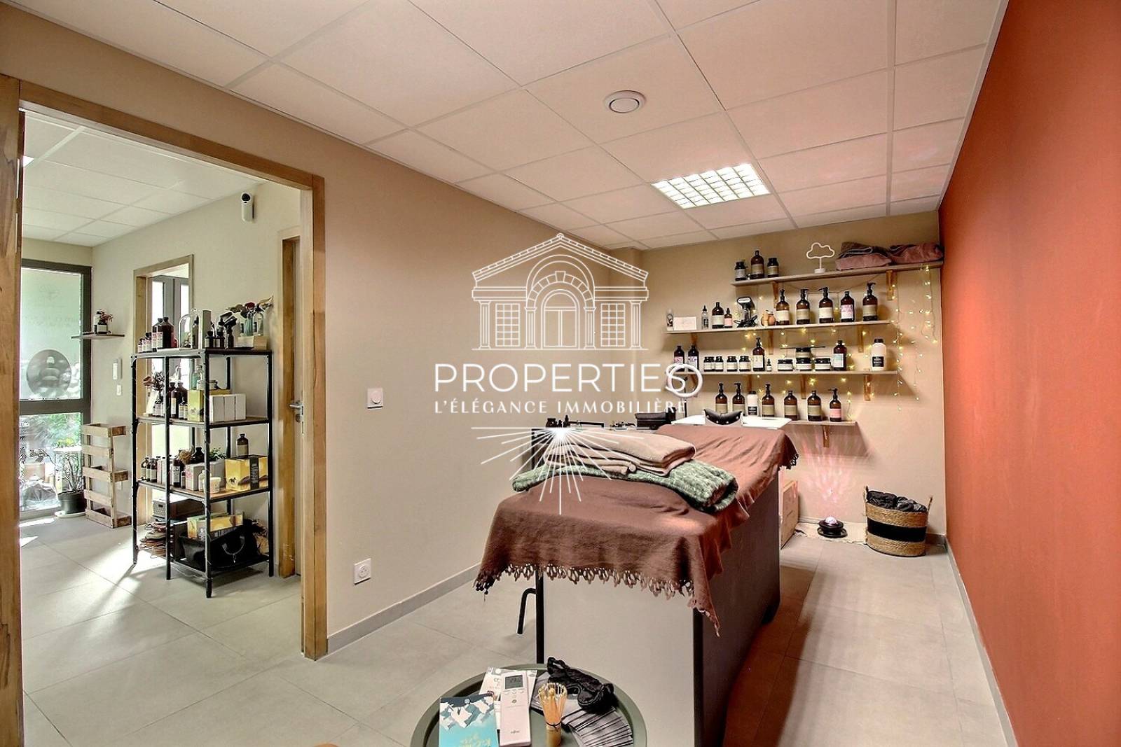 À VENDRE Ollioules : institut récent en rez-de-chaussée avec parking gratuit, activité rentable et évolutive.