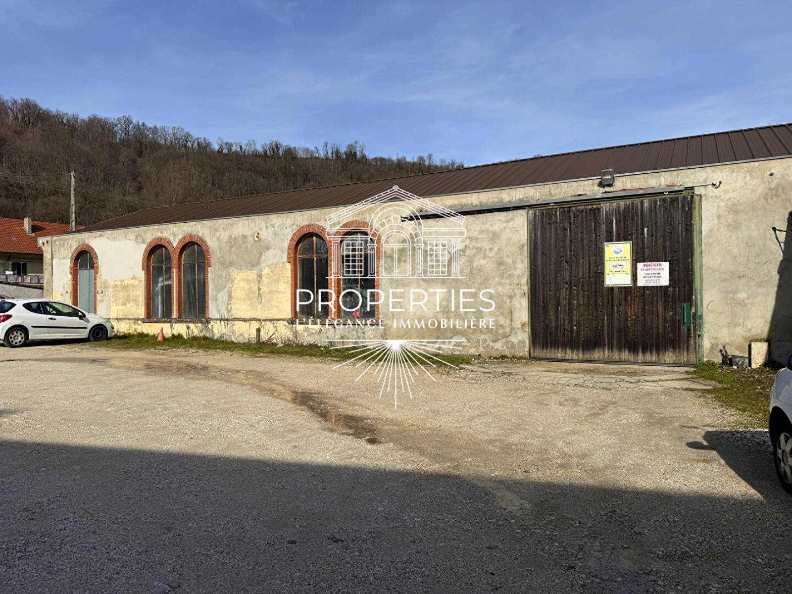 À vendre à Saint-Geoire-en-Valdaine 38620 entrepôt avec sous-compteurs individuels et accès poids lourds idéal activité professionnelle