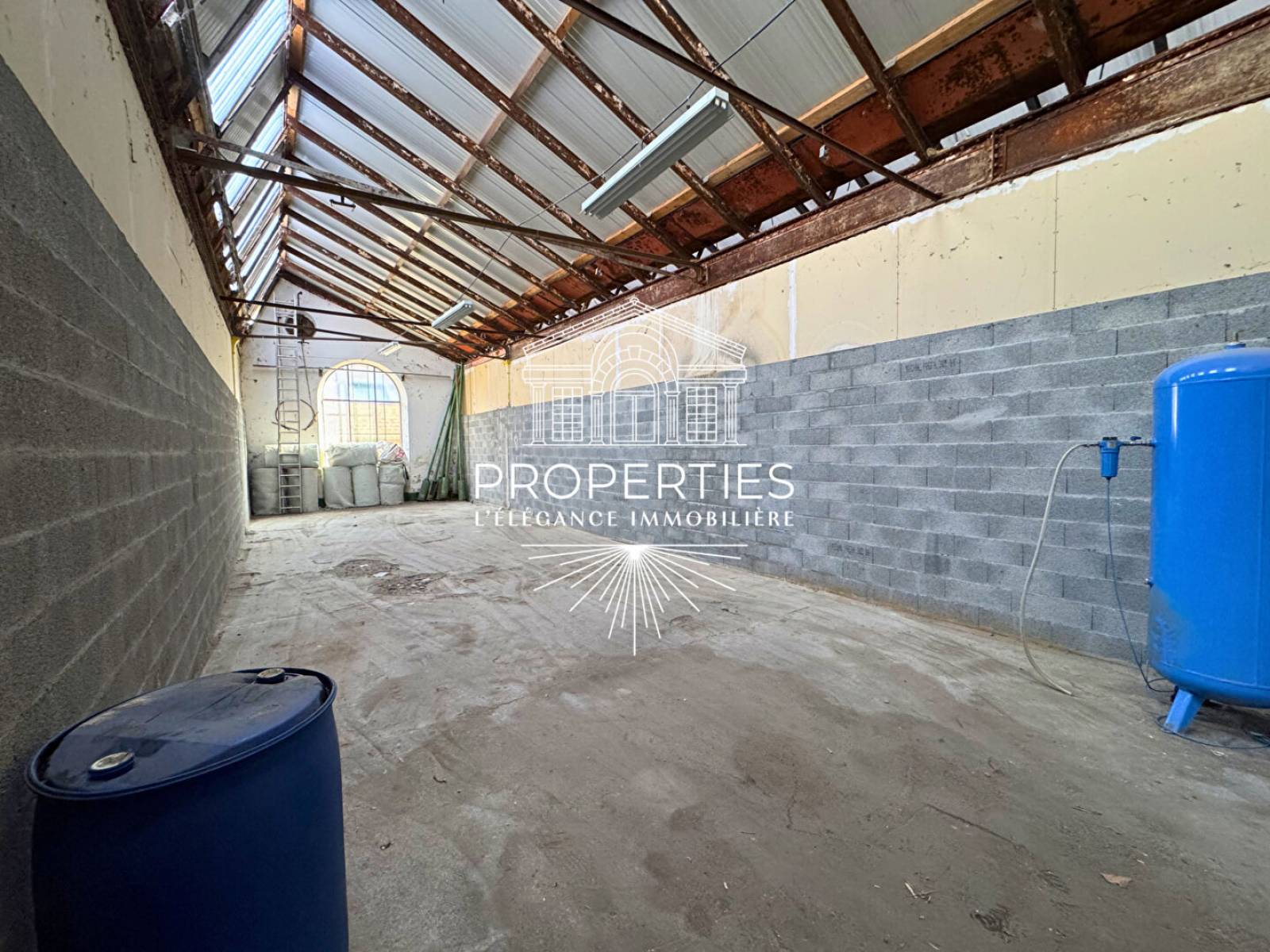 À vendre à Saint-Geoire-en-Valdaine 38620 bâtiment de stockage avec plusieurs lots loués et revenus locatifs existants