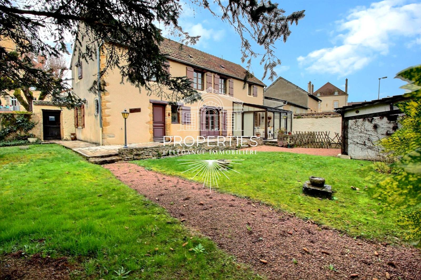 À vendre maison familiale 6 pièces 142 m² terrain clos centre-ville Charolles proche écoles