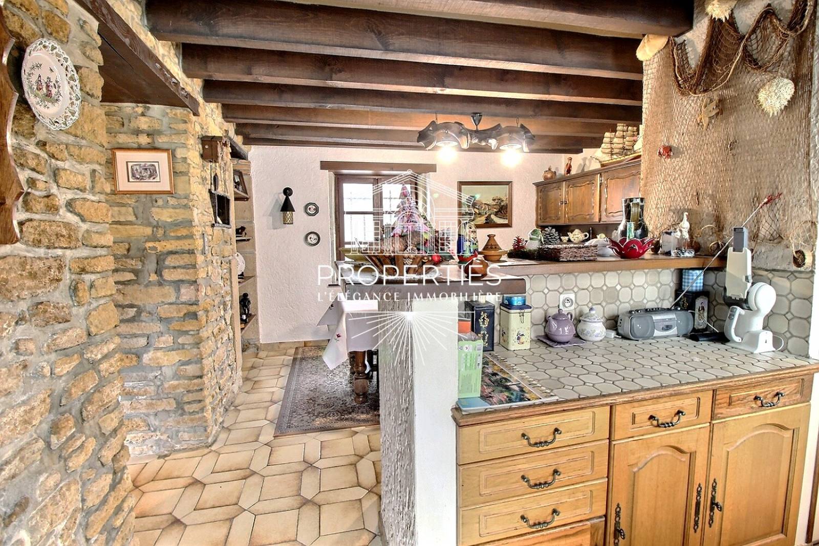 À vendre grande maison avec jardin 493 m² et 4 chambres en plein cœur de Charolles