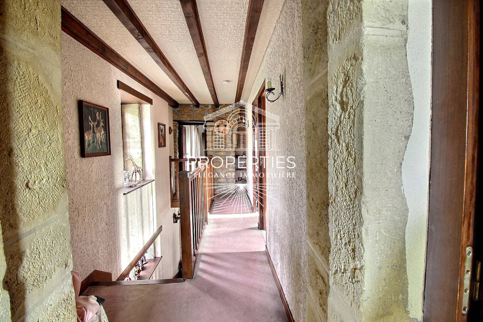 À vendre maison centre Charolles 142 m² habitables avec cheminée véranda et garage