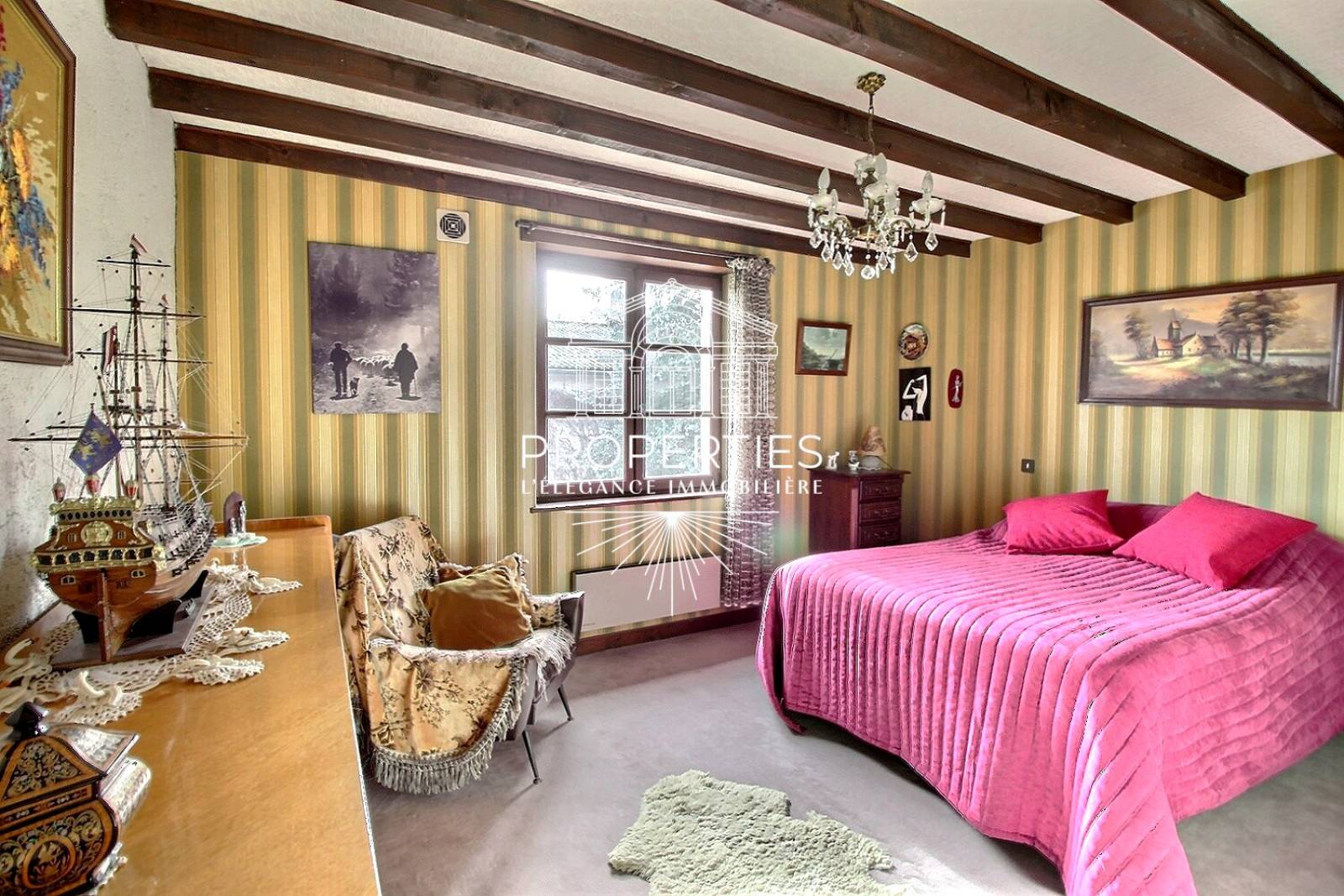 À vendre maison familiale avec grenier aménageable et dépendances Charolles centre