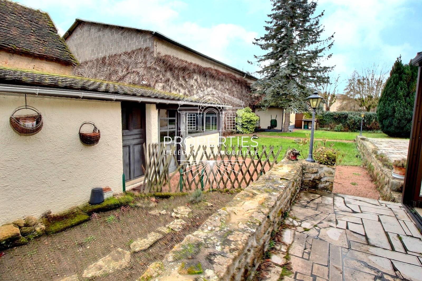 À vendre maison avec 4 chambres salle de bain et grand jardin centre Charolles