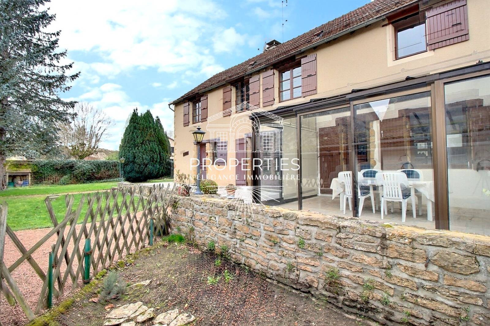 À vendre vaste maison avec salon cheminée véranda jardin et garage Charolles