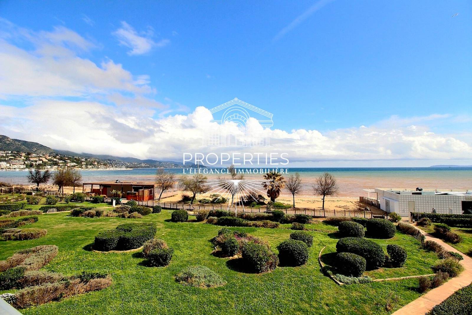 À vendre appartement traversant lumineux Le Lavandou