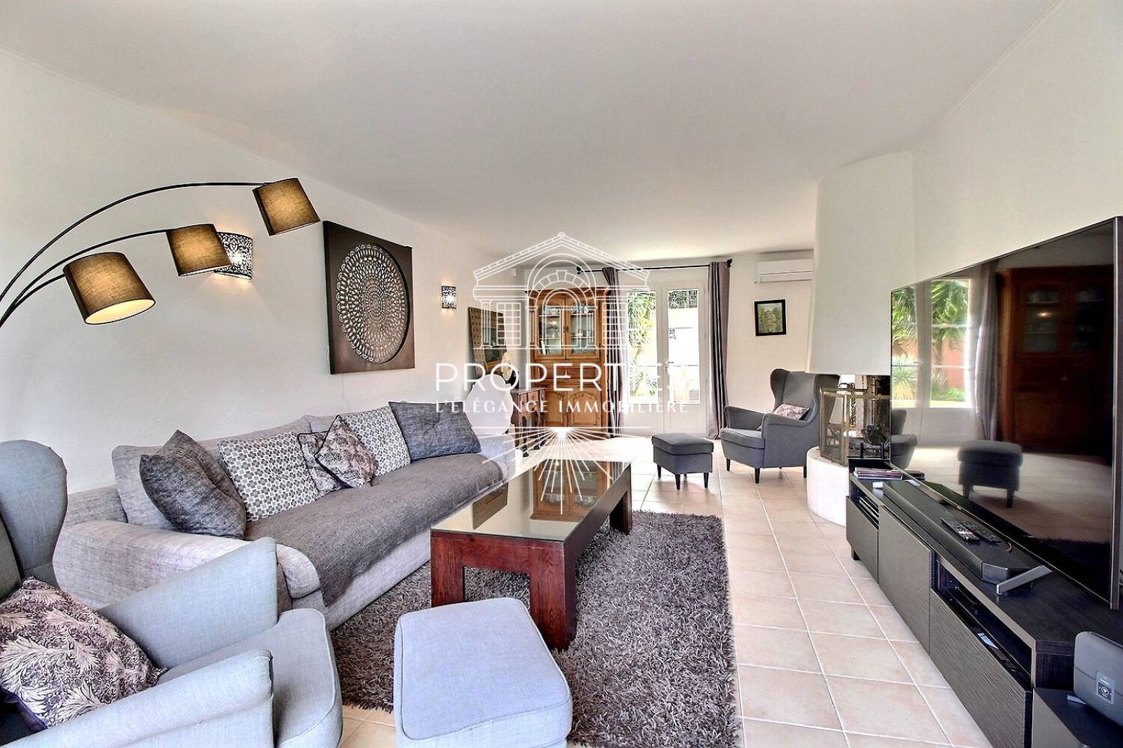 À vendre grande maison familiale avec vue collines Le Lavandou