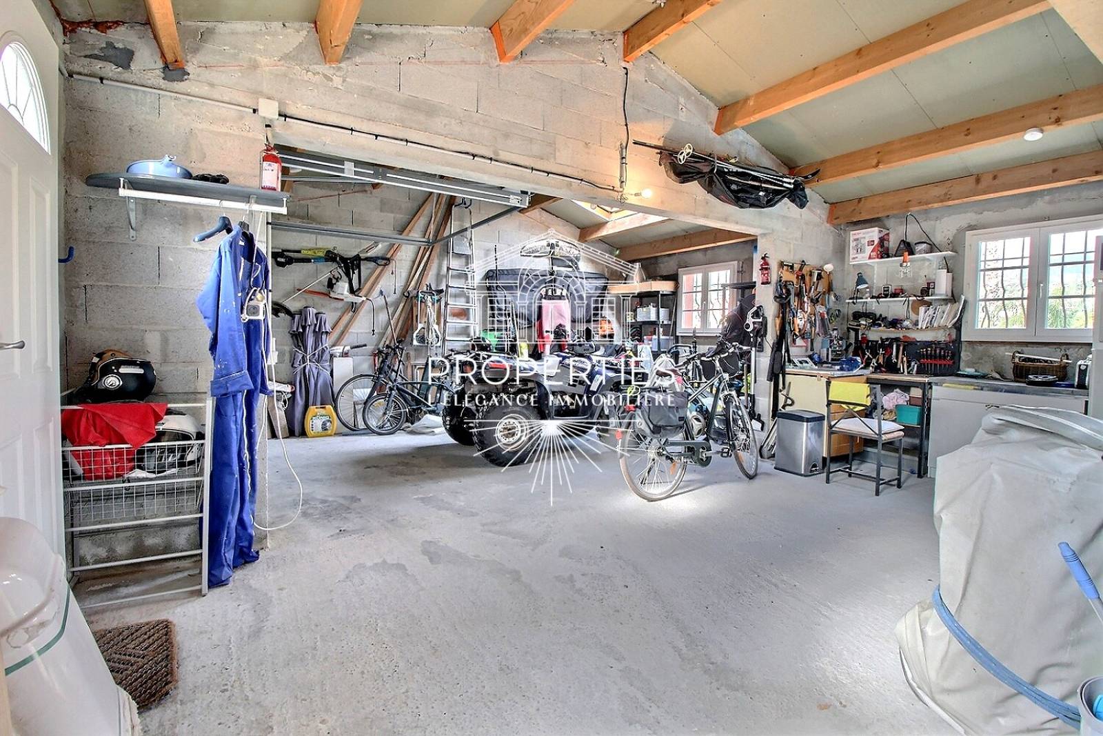 À vendre maison au calme avec vue dégagée Le Lavandou