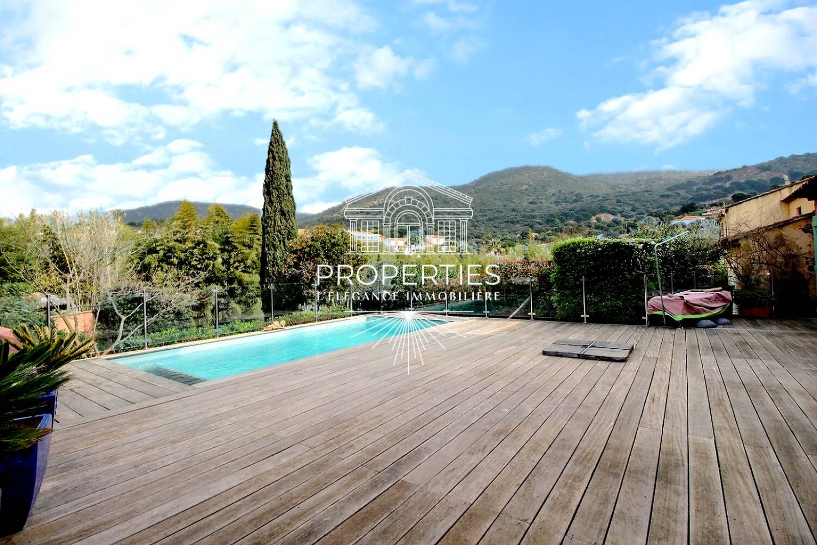 À vendre maison 7 chambres avec piscine au Lavandou