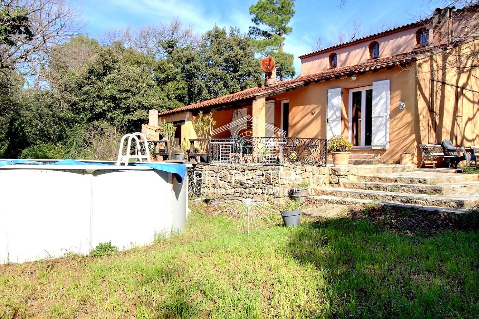 À vendre à La Roquebrussane maison de plain-pied sur terrain de 2 000 m² dans environnement calme et verdoyant