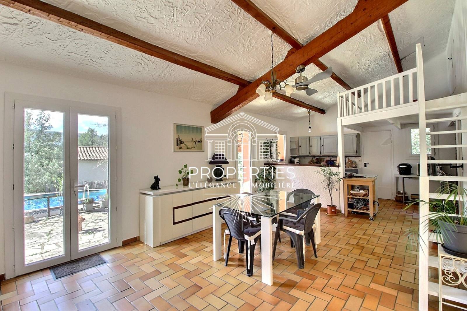 À vendre à La Roquebrussane propriété avec trois chambres jardin spacieux et potentiel après rafraîchissement