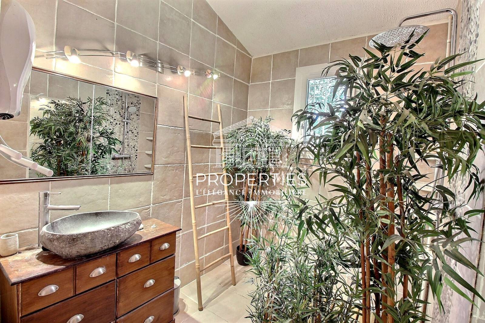 À vendre à La Roquebrussane propriété avec espace de vie lumineux et jardin arboré offrant fort potentiel