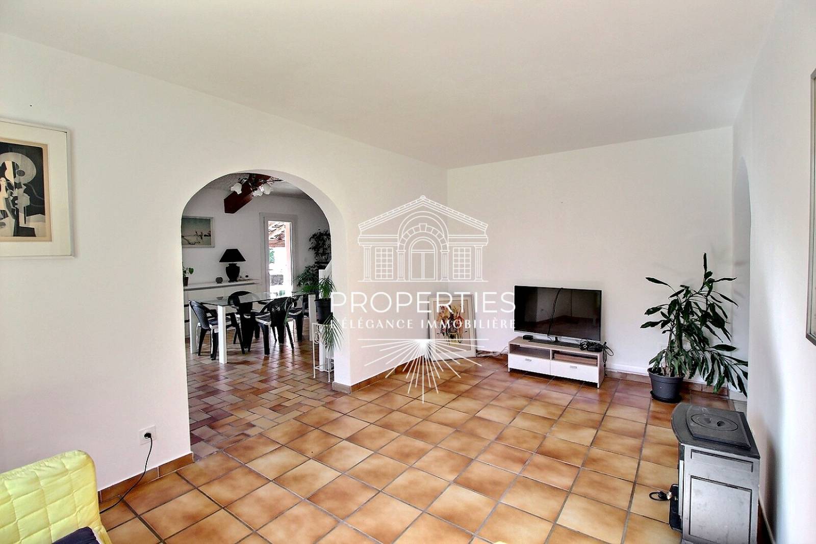 À vendre à La Roquebrussane maison avec grand terrain terrasse plein sud et environnement naturel privilégié