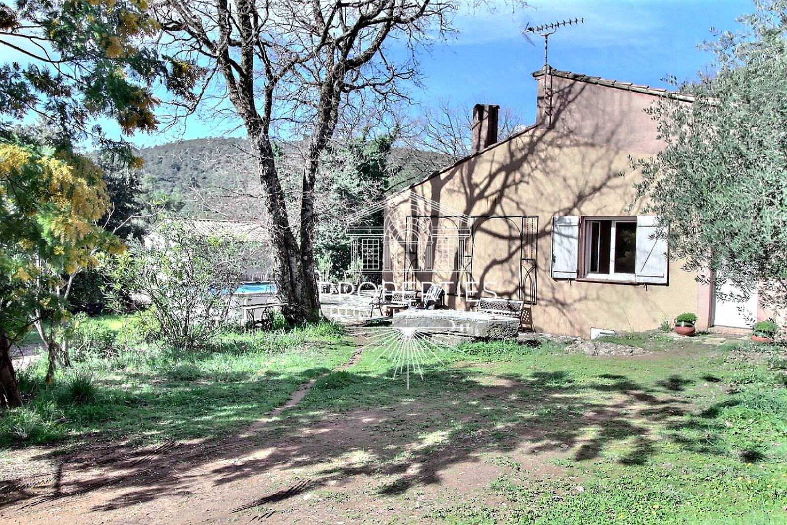 À vendre à La Roquebrussane maison de plain-pied avec piscine hors sol et terrain de plus de 2 000 m²
