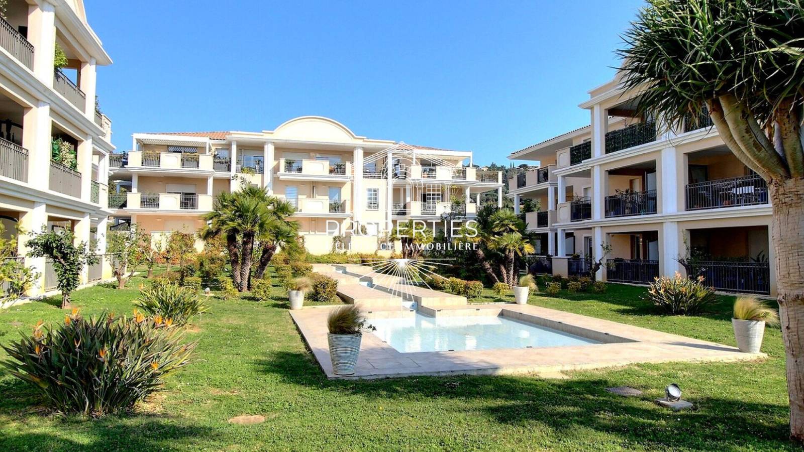 À vendre à Bormes-les-Mimosas, superbe T2 récent avec terrasse de 29 m² et garage en résidence avec piscine