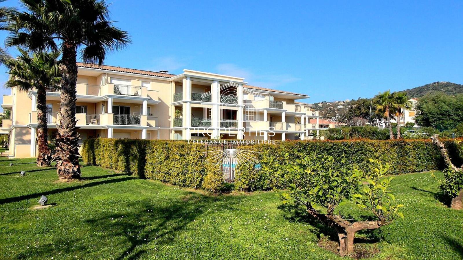 À vendre à Bormes-les-Mimosas, T2 lumineux avec grande terrasse plein Ouest dans résidence sécurisée avec piscine