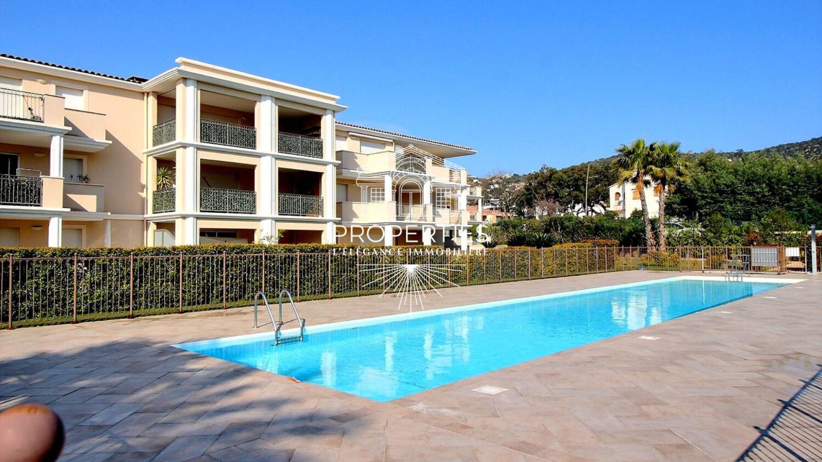 À vendre à Bormes-les-Mimosas, magnifique appartement T2 climatisé en rez-de-chaussée sans vis-à-vis