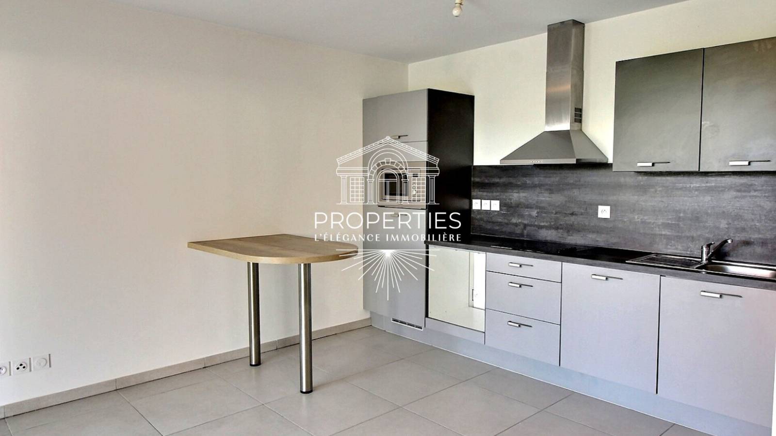 À vendre à Bormes-les-Mimosas, T2 avec grand extérieur et garage dans résidence récente avec piscine