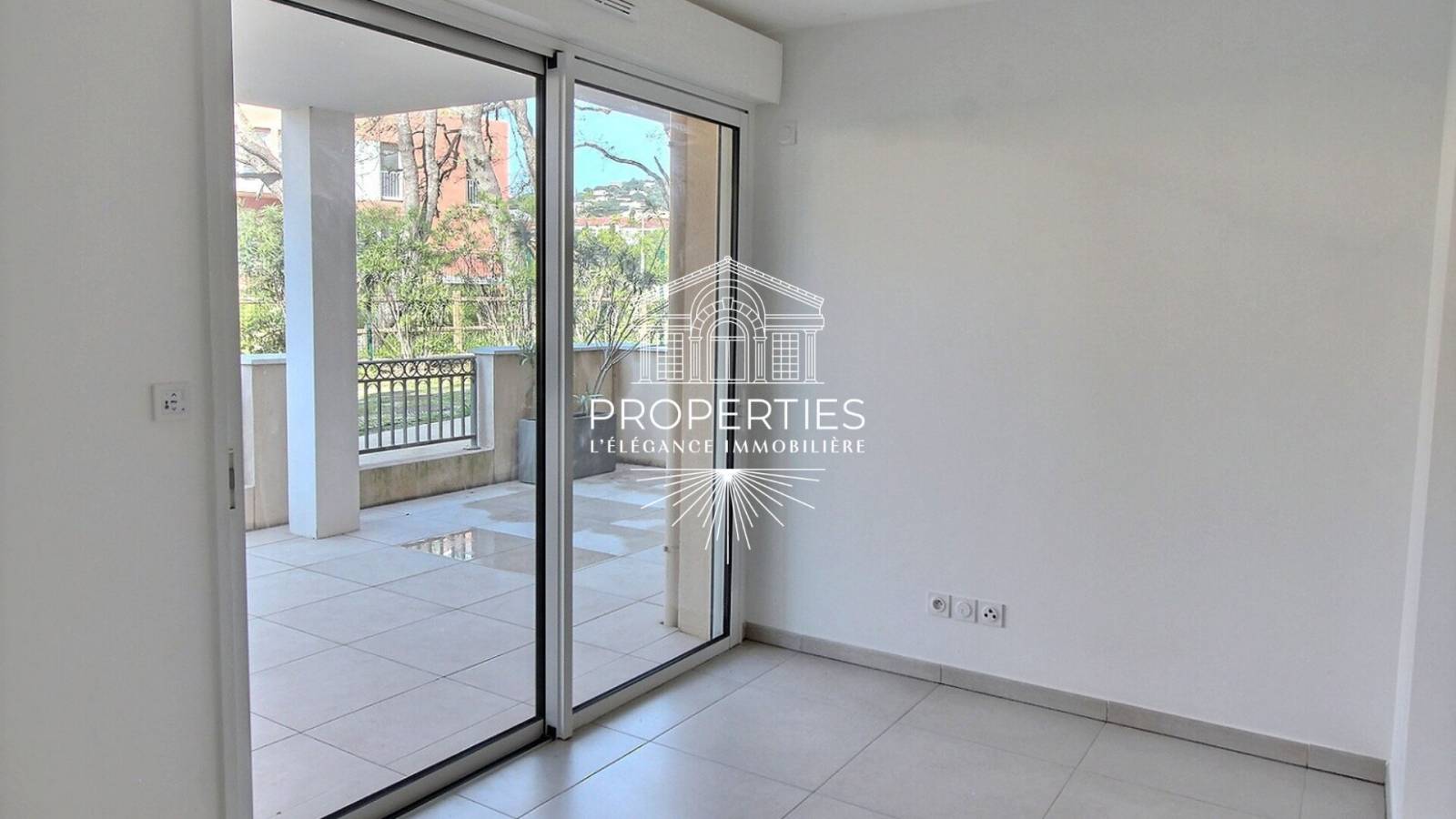 À vendre à Bormes-les-Mimosas, appartement récent avec extérieur de 29 m² et garage en sous-sol avec ascenseur