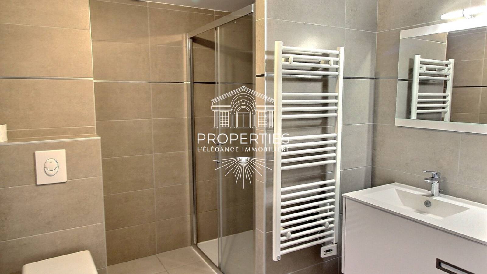 À vendre à Bormes-les-Mimosas, très beau T2 avec terrasse et prestations modernes proche commodités