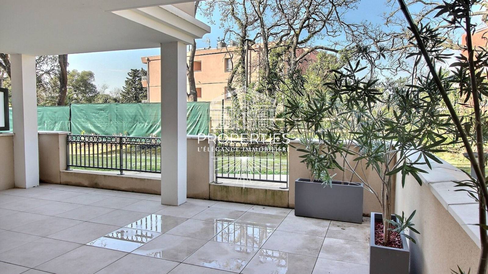 À vendre à Bormes-les-Mimosas, appartement lumineux avec terrasse de plus de 29 m² en environnement sécurisé