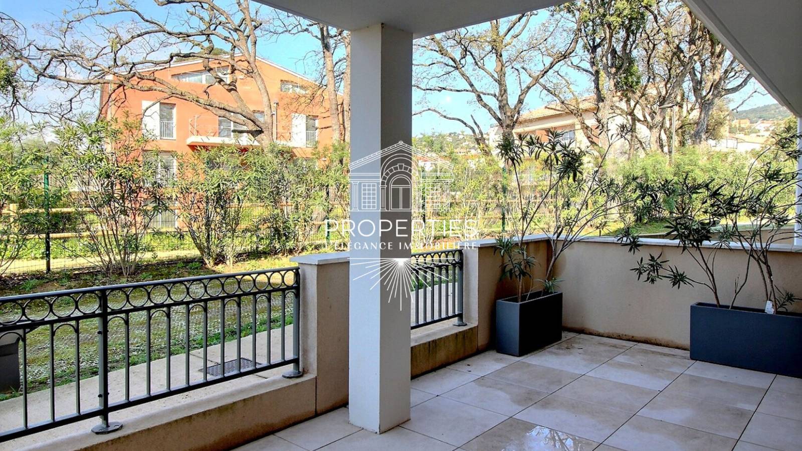 À vendre à Bormes-les-Mimosas, T2 récent idéal résidence principale ou investissement locatif avec extérieur spacieux