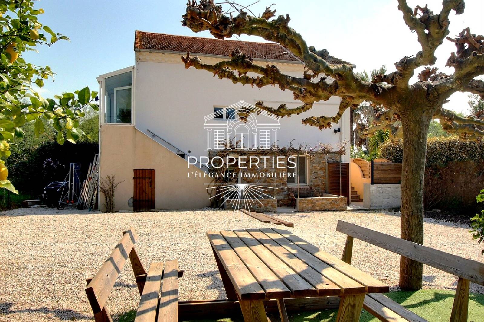 À vendre maison rénovée avec T2 en rez-de-chaussée et grand espace de vie à l’étage à Bormes-les-Mimosas