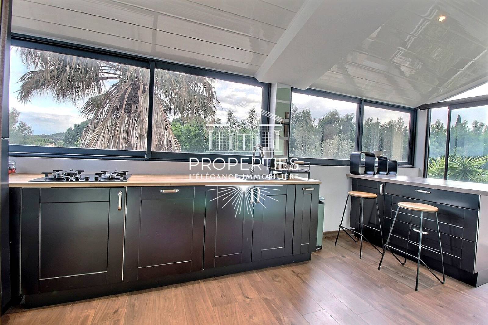 À vendre à Bormes-les-Mimosas, maison entièrement rénovée sur parcelle plane de 982 m²