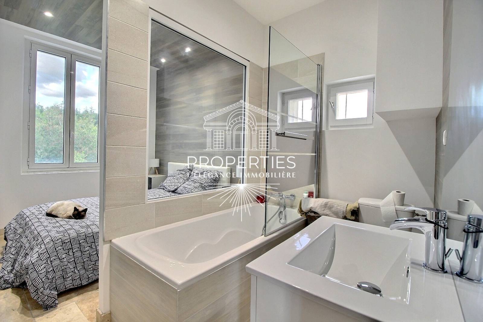 À vendre à Bormes-les-Mimosas, maison rénovée avec deux espaces de vie indépendants sur 982 m² de terrain