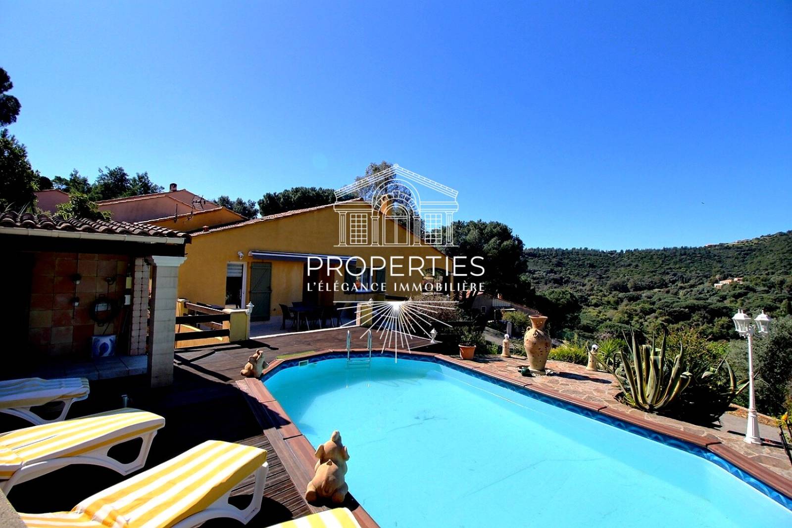 À vendre maison lumineuse au Lavandou avec piscine, terrasses et vue dominante à moins de 900 mètres de la plage