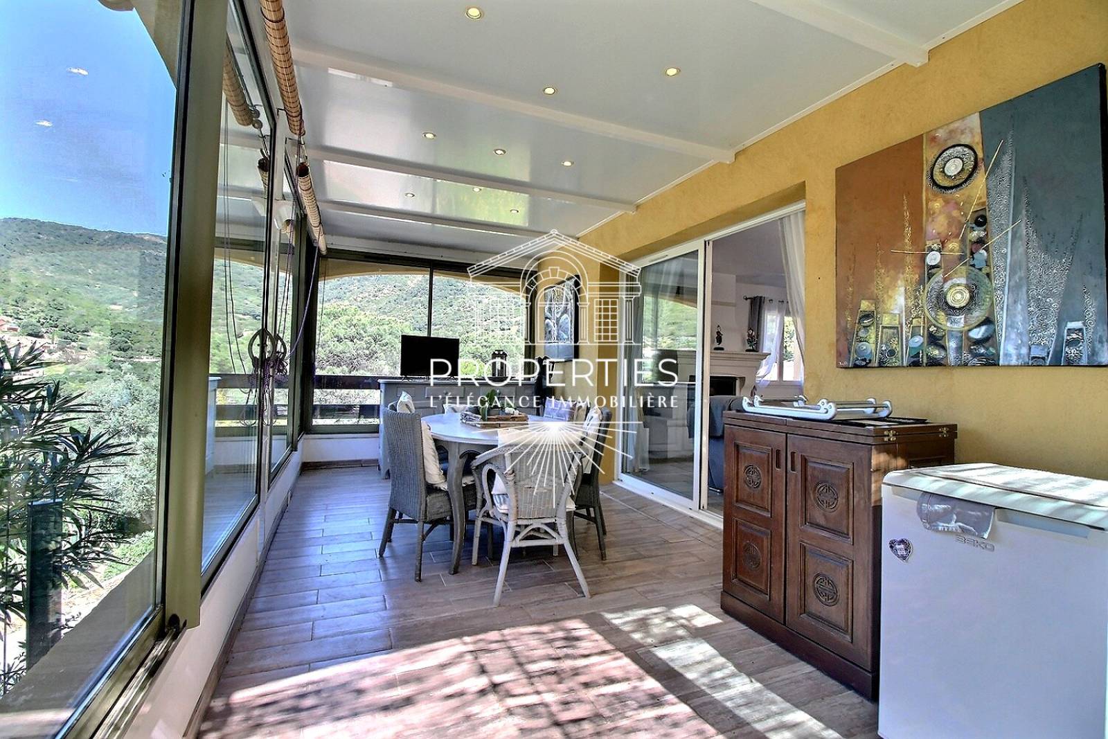 À vendre villa au Lavandou avec terrain spacieux, séjour avec cheminée et véranda offrant une vue exceptionnelle