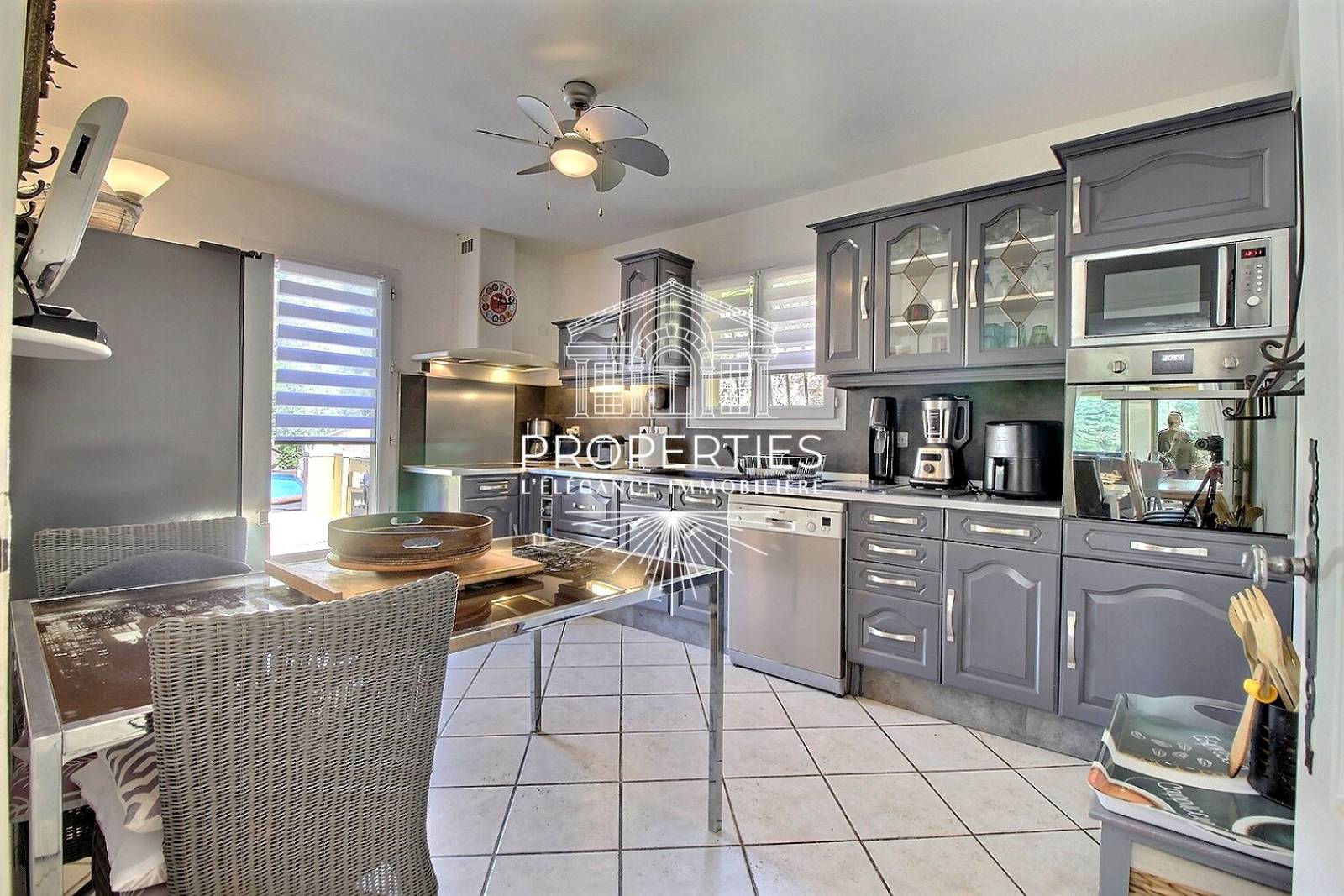 À vendre maison avec piscine semi-enterrée au Lavandou dans environnement calme avec grand terrain et garage