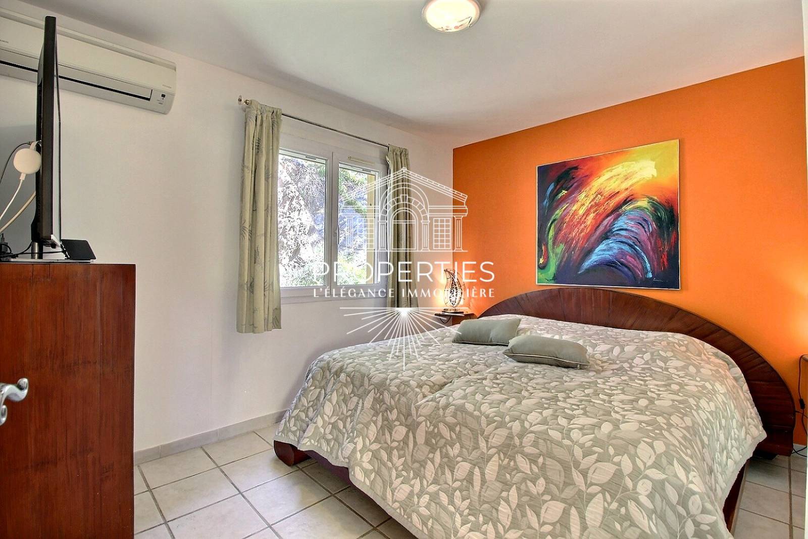 À vendre villa au Lavandou en position dominante avec grand terrain, piscine et prestations de qualité